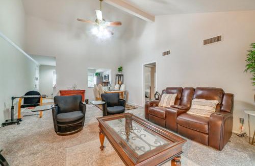 Las Colinas Apartamento | 12 Mi to Downtown Dallas Irving Condo with Balcony