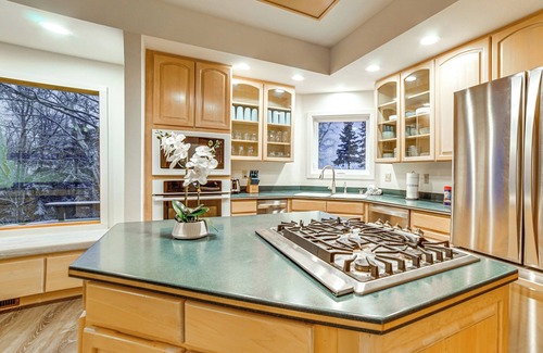 Mid-Hillside Casa | 12 Mi to Dtwn Anchorage: Forested Apt w/Fire Pit!