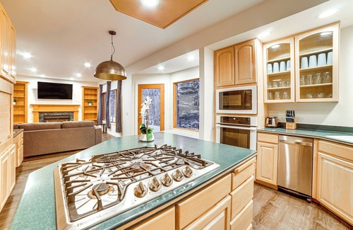 Mid-Hillside Casa | 12 Mi to Dtwn Anchorage: Forested Apt w/Fire Pit!