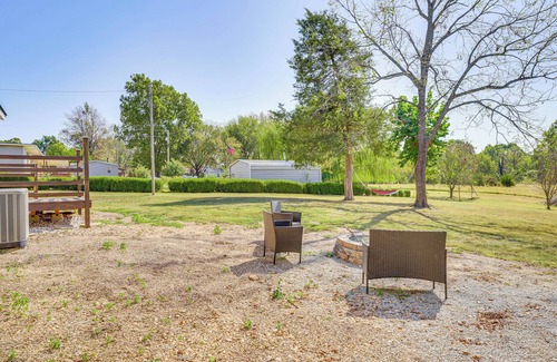 Bentonville - Fayetteville Casa | 12 Mi to Dtwn Fayetteville: Home w/ Fire Pit!