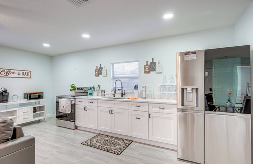 Bearss Plaza Casa | 12 Mi to Dtwn Tampa: Vibrant Home w/ Outdoor Space
