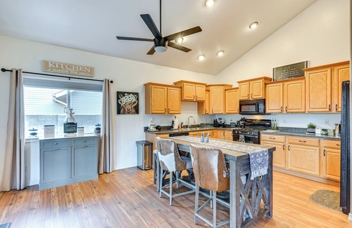 Flagstaff Casa | 12 Mi to Flagstaff: Pet-Friendly Home w/ Sunroom!