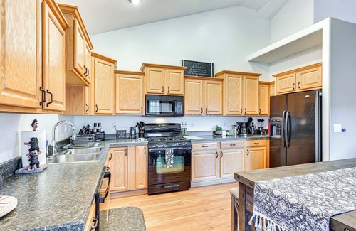 Flagstaff Casa | 12 Mi to Flagstaff: Pet-Friendly Home w/ Sunroom!