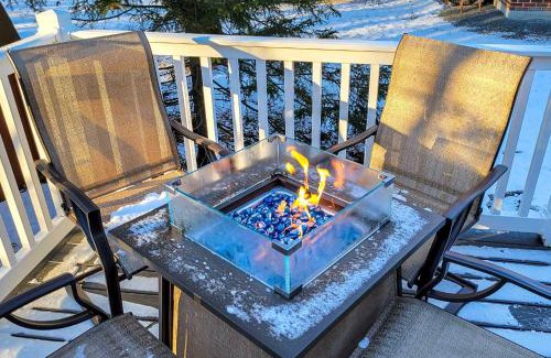 Pocono Lake Casa | 12 Mi to Ski Home with Hot Tub in Arrowhead Lake
