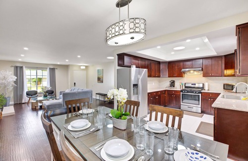 Rowland Heights Casa | Conveniente para Disneyland (menos de 15 millas) Modern Deco Home Capacidad de hasta 16