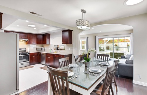 Rowland Heights Casa | Conveniente para Disneyland (menos de 15 millas) Modern Deco Home Capacidad de hasta 16