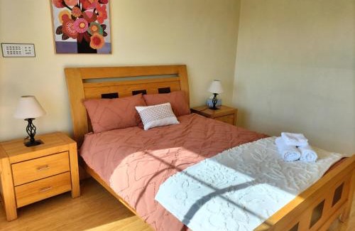 Keilor Downs Casa | 12 mins to Mel Airport-Good Wood House