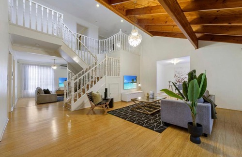 Keilor Downs Casa | 12 mins to Mel Airport-Good Wood House