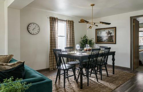 South Bend Casa | 12-mins walk to ND - BBQ I Old Money Sports Glam - Pet Friendly!