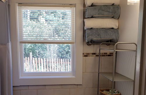 Albion Casa | 12 minutes to Mendocino Family-sized home with large deck with grill and seating