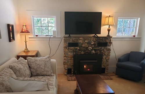 Albion Casa | 12 minutes to Mendocino Family-sized home with large deck with grill and seating