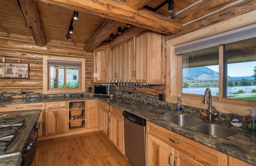 Stanley Cabina | 12-person cabin with AC and WiFi on the river across from downtown Stanley