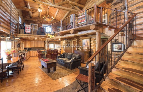 Stanley Cabina | 12-person cabin with AC and WiFi on the river across from downtown Stanley