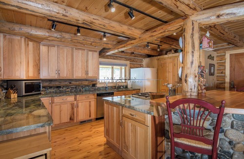 Stanley Cabina | 12-person cabin with AC and WiFi on the river across from downtown Stanley