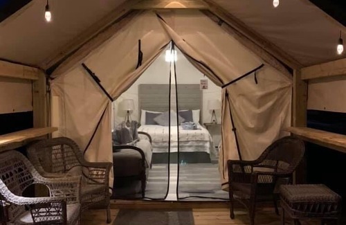 Prairie Lea Casa | #12 Son's Blue River Camp Glamping Cabin w/ 1 Queen, 1 Twin