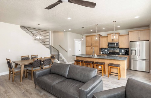 Elko Casa | #12 Spacious 5-bedroom, 3bathroom, 2 car garage house in Elko near Walmart
