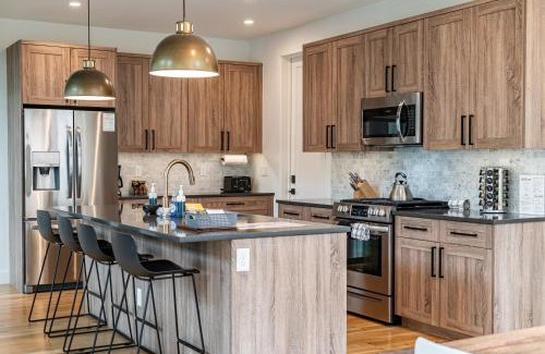 Old Town Casa | 120 Cedar Drive, Slopeside 4BR Townhome with Mountain Views & Hot Tub