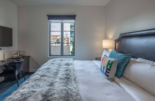West End Hotel | 121 Hotel by AvantStay | Chic & Modern Deluxe Suite In Ideal Nashville Location!