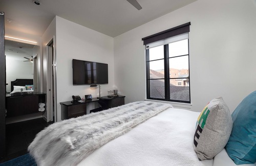 West End Hotel | 121 Hotel by AvantStay | Chic & Modern Deluxe Suite In Ideal Nashville Location!