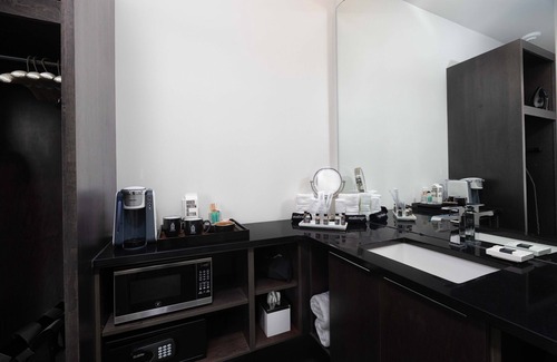 West End Hotel | 121 Hotel by AvantStay | Chic & Modern Deluxe Suite In Ideal Nashville Location!