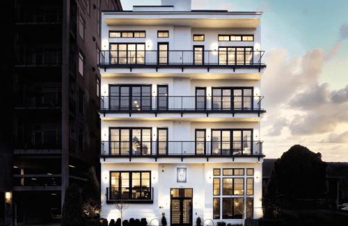 West End Casa | 121 Hotel Floor 1 2 by AvantStay Sleeps 34 10 Units in Nashville