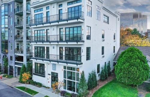 West End Casa | 121 Hotel Floor 1 2 by AvantStay Sleeps 34 10 Units in Nashville