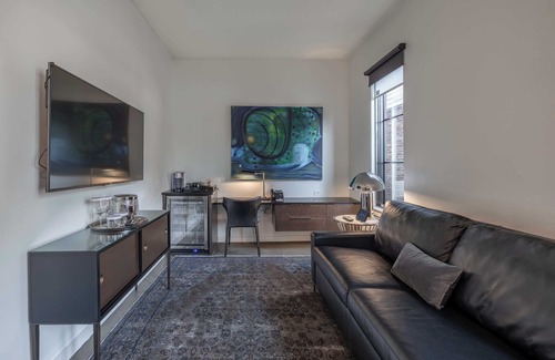 West End Cabaña | 121 Hotel Floor 1 & 2 by Avantstay Sleeps 34, 10 Units in Nashville