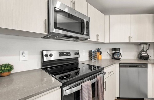 Phoenix Apartamento | 125 2 BR near State Farm & Parks w/ Gym & Heated Pool