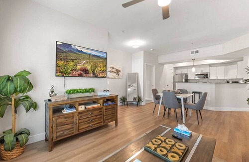 Phoenix Apartamento | 125 2 BR near State Farm & Parks w/ Gym & Heated Pool