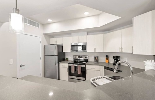 Phoenix Apartamento | 125 2 BR near State Farm & Parks w/ Gym & Heated Pool