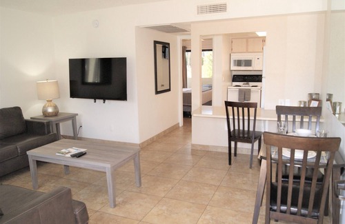 New Papago Parkway Apartamento | Un dormitorio amueblado con GOLF GRATUITO, ACCESO GRATUITO PARA GIMNASIO, PISCINA GRATUITA, CABLE GRATUITO Y MÁS