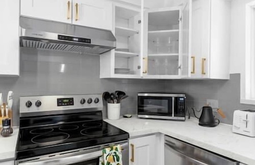 Wilburton Casa | 12815 Bellevue · 4b2b Newly Remodeled Home @Bellevue/close to Park