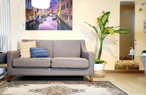 Pinagsama Apartamento | 12e Spacious Cozy Suite at The Venice Mall with FREE Parking and Washing Machine