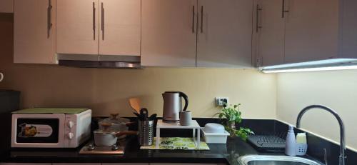 Pinagsama Apartamento | 12e Spacious Cozy Suite at The Venice Mall with FREE Parking and Washing Machine