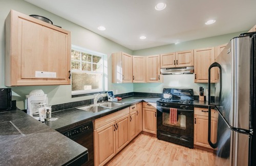 Glacier Cabina | 12gs - Bbq - Wifi - Dishwasher - Sleeps 4 2 Bedroom Home by RedAwning