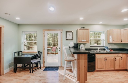 Glacier Cabina | 12gs - Bbq - Wifi - Dishwasher - Sleeps 4 2 Bedroom Home by RedAwning