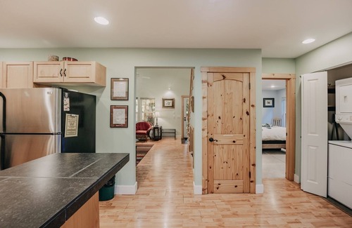 Glacier Cabina | 12gs - Bbq - Wifi - Dishwasher - Sleeps 4 2 Bedroom Home by RedAwning
