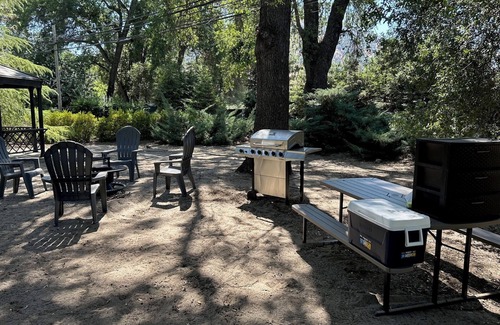 Three Rivers Alquiler De RV | 12x14 Cabin Tent. 4.5 miles to the Sequoia National park entrance.