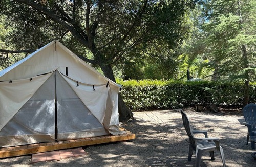 Three Rivers Alquiler De RV | 12x14 Cabin Tent. 4.5 miles to the Sequoia National park entrance.