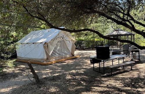 Three Rivers Alquiler De RV | 12x14 Cabin Tent. 4.5 miles to the Sequoia National park entrance.