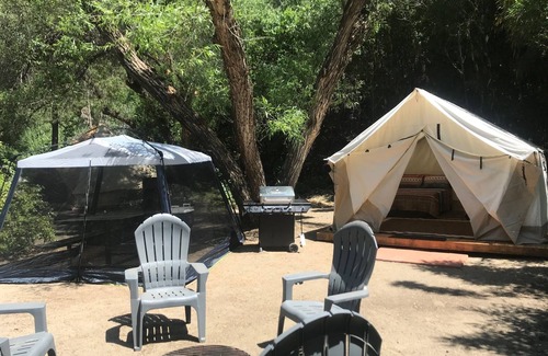 Three Rivers Alquiler De RV | 12x14 Cabin Tent. camping with a little luxury.
