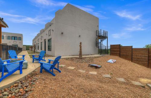 Johnson City Casa | 13-James Bond Suite-Pool View
