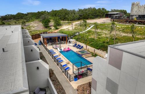 Johnson City Casa | 13-James Bond Suite-Pool View