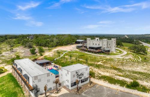 Johnson City Casa | 13-James Bond Suite-Pool View