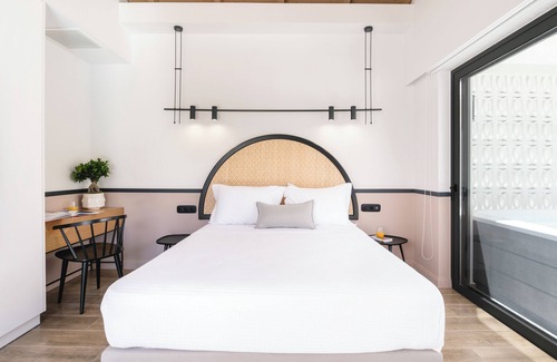 Nidri Hotel | 13 Keys Suites