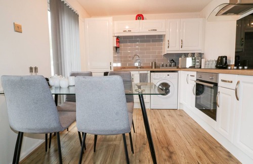 Saint Ann's Chapel Cabaña | 13 MANORCOMBE BUNGALOWS, pet friendly, with pool in Gunnislake