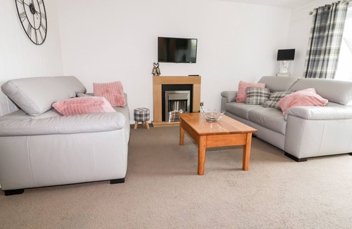 Saint Ann's Chapel Cabaña | 13 MANORCOMBE BUNGALOWS, pet friendly, with pool in Gunnislake