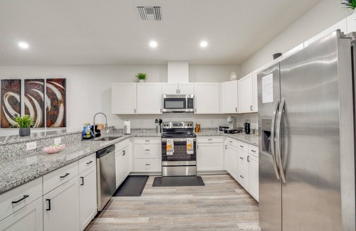 Memphis Condominio | 13 Mi to Beaches: Pet-Friendly Condo in Palmetto!