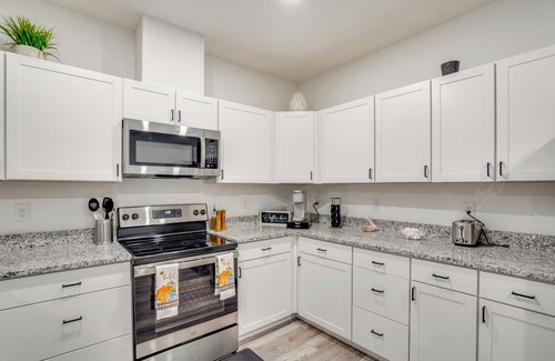 Memphis Condominio | 13 Mi to Beaches: Pet-Friendly Condo in Palmetto!
