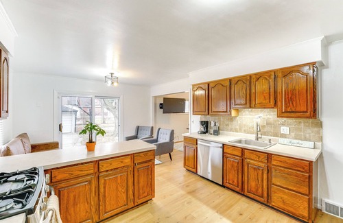 Dearborn Casa | 13 Mi to Downtown Detroit: Bright Home